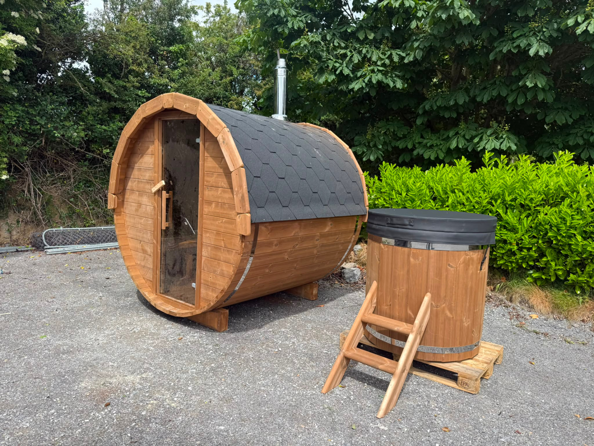 Barrel sauna and cold plunge tub set up together